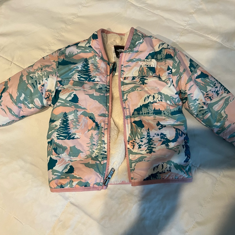 Baby girl north face reversible coat. Excellent condition. Worn twice.